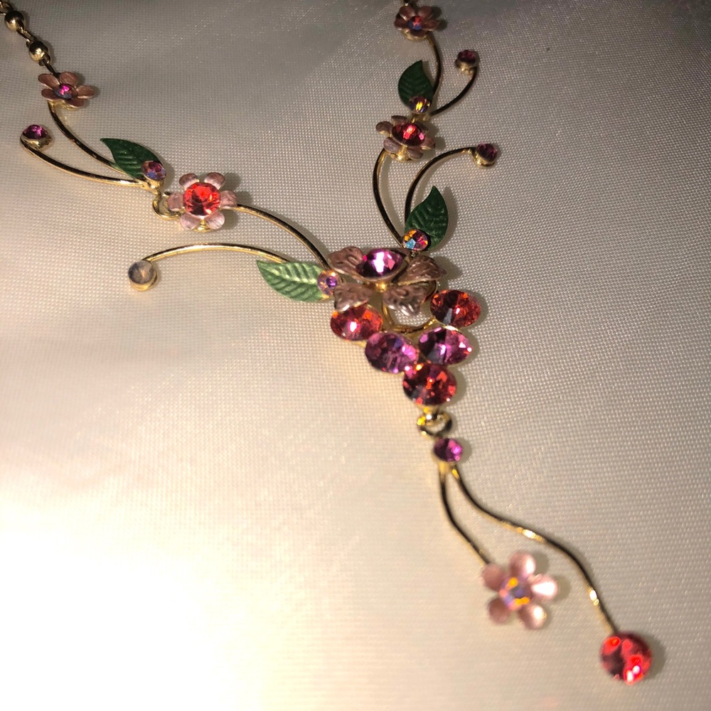 GORGEOUS Costume jewelry rhinestone embellished necklace